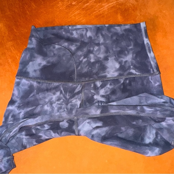 Lululemon ALIGN SUPER HIGH RISE SHORT 10" Diamond Dye Grey | Size 6 | worn once - Picture 7 of 7